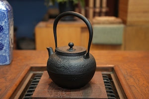 南部鉄器 鉄瓶 宝徳菊 黒 0.8L