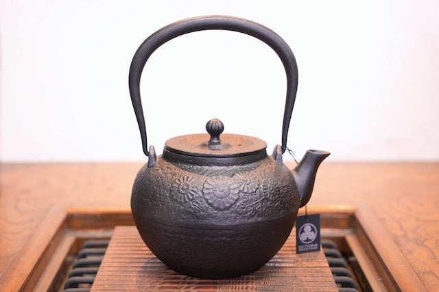 南部鉄器 鉄瓶 宝徳菊 黒 0.8L