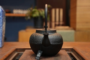 南部鉄器 鉄瓶 宝徳菊 黒 0.8L