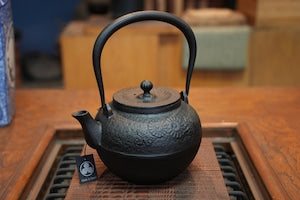 南部鉄器 鉄瓶 宝徳菊 黒 0.8L
