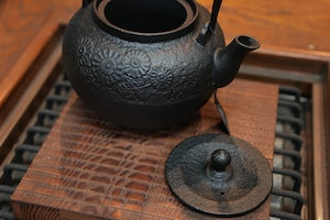 南部鉄器 鉄瓶 宝徳菊 黒 0.8L