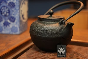 南部鉄器 鉄瓶 宝徳菊 黒 0.8L