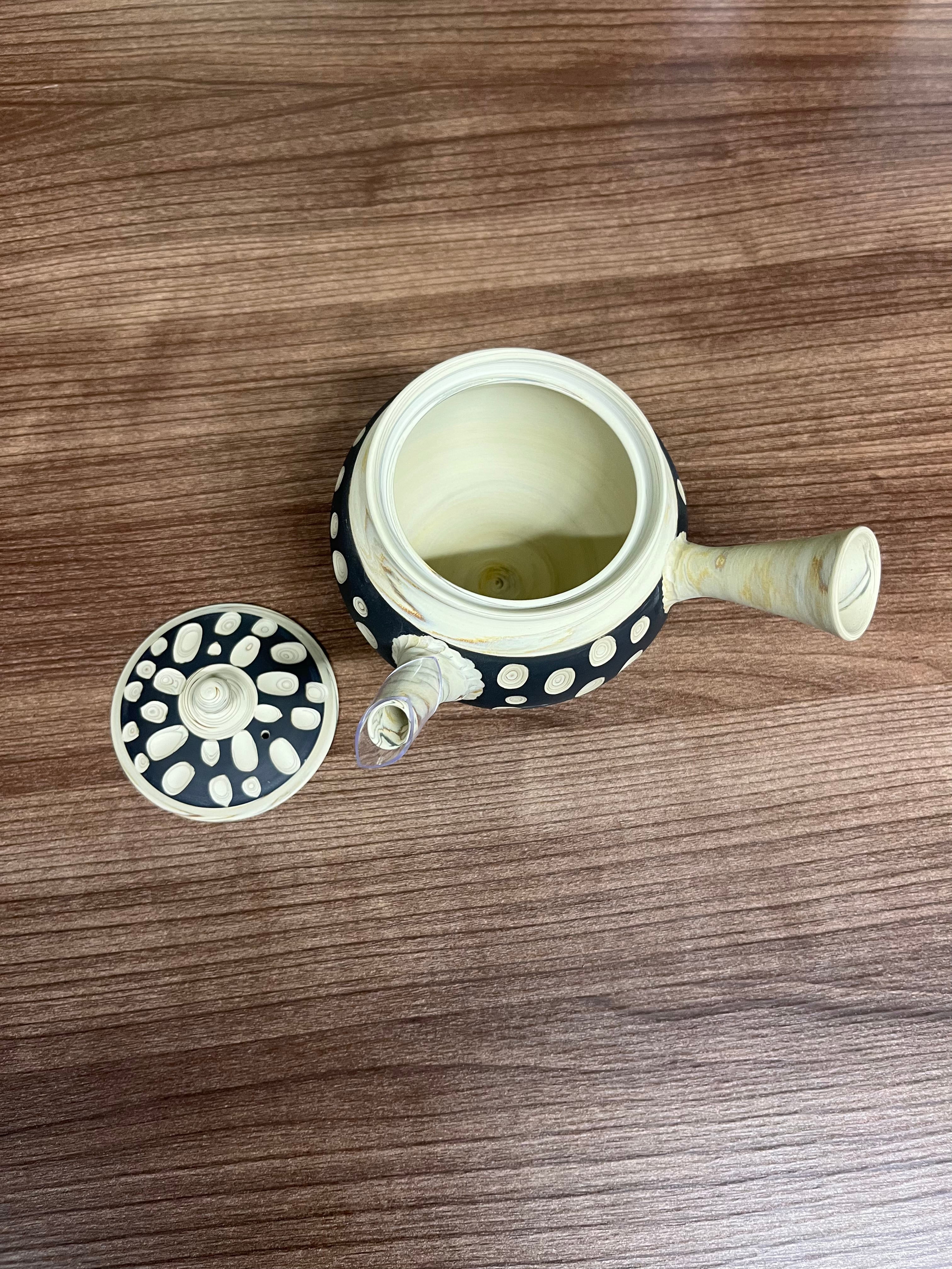 Teapot and cups set by Kenji